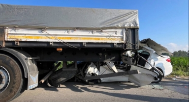 Otomobil, emniyet şeridindeki tıra ok gibi saplandı: 1 ölü, 1 yaralı