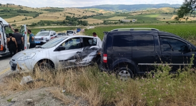 Otomobil ile hafif ticari araç çarpıştı: 2 yaralı