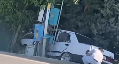 Otomobil kontrolden çıktı, önce direğe sonra evin koruma tellerine çarptı : 1 yaralı   