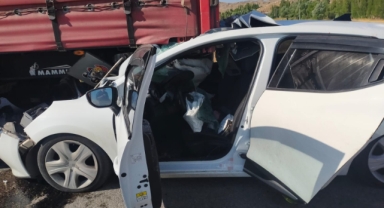 Otomobil tıra çarptı: 1 çocuk öldü, 5 kişi yaralandı
