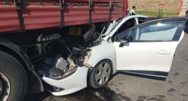 Otomobil tıra çarptı: 2'si çocuk 6 yaralı