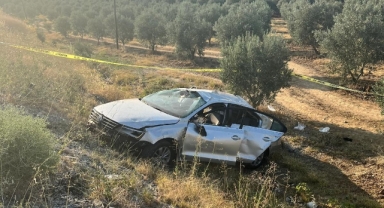 Otomobil zeytin bahçesine uçtu: Baba öldü, eşi ve çocukları yaralandı