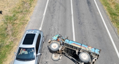 Otomobilin çarptığı patpat yol ortasına devrildi, 1 kişi yaralandı