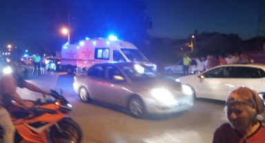Otomobille çarpışan elektrikli bisikletteki 3 kişi yaralandı