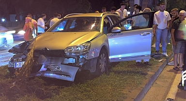 Otomobille çarpışan motosikletteki 2 kişi yaralandı