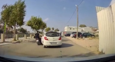 Otomobille çarpışan motosikletteki 2 kişi yola savruldu: O anlar kamerada