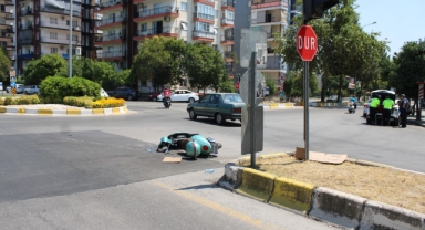 Otomobille çarpışan motosikletteki iki kişi yaralandı