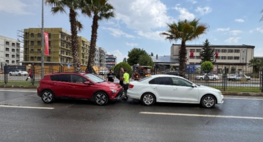 Otomobillerin çarpıştığı kazada 2 kişi yaralandı
