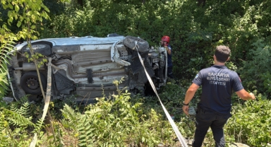 Otoyolda kontrolden çıkan hafif ticari araç şarampole devrildi: 6 kişi yaralandı