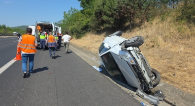 Otoyolda takla atan otomobilde 4 kişi yaralandı