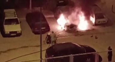 Park halindeki otomobil alev alev yandı