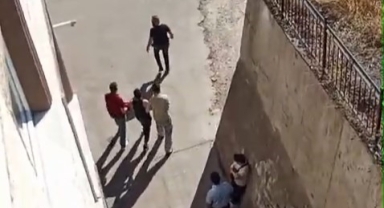 Polise yakalanmamak için girdiği bacada sıkıştı