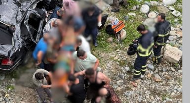 Rize'de iki araç çarpıştı: 1 ölü, 8 yaralı
