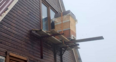 Rizeli arıcı peteklerini ayılardan korumak için çatıya yerleştirdi