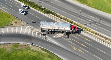 Saman yüklü tır devrildi, sürücü 'hızlıydım' dedi