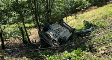 Samsun'da devrilen otomobildeki 2 kişi yaralandı
