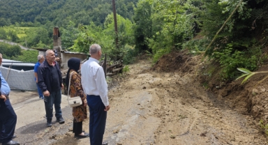 Samsun'da sağanak nedeniyle mahalle grup yolunda heyelan oluştu