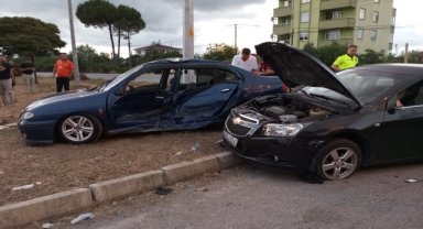 Samsun'da iki otomobil çarpıştı, 8 kişi yaralandı