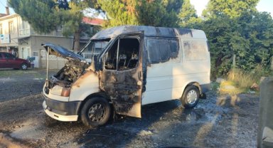 Samsun'da park halindeki minibüs yangın sonucu kullanılamaz hale geldi