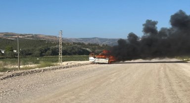 Seyir halindeyken yangın çıkan otomobil kullanılamaz hale geldi