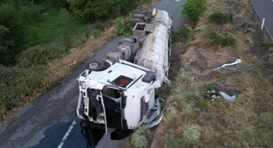 Sıcak asfalt yüklü tır devrildi   