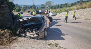 Sinop'ta otomobil duvara çarptı: 1'i bebek 3 yaralı