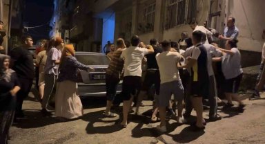 Sokak ortasında park yeri kavgası: Tekme ve yumruklarla birbirlerine girdiler