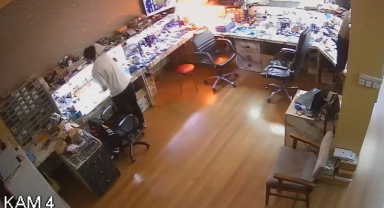 Tamir için servise getirilen telefon bomba gibi patladı