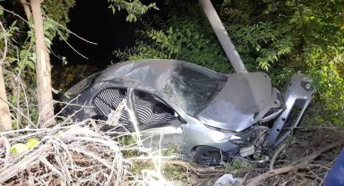Tarlaya düşen otomobildeki 6 kişi yaralandı