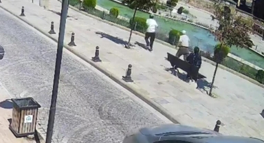 Telefon dolandırıcısı, yaşlı kadının paralarını alıp kaçtı: O anlar kamerada
