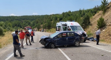 Tepenin yamacına çarpan otomobildeki 4 kişi yaralandı