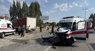 Tır ile ambulans çarpıştı: 5 yaralı