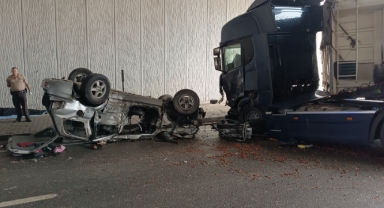 Tır ile otomobilin çarpıştığı kazada 3 kişi öldü, 5 kişi yaralandı