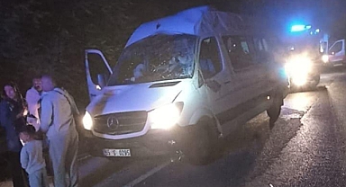 Tokat'ta düğüne gidenlerin bulunduğu minibüs istinat duvarına çarptı, 13 kişi yaralandı