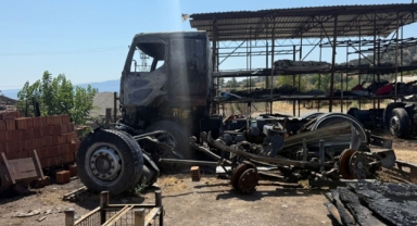 Trafo patladı: Oto geri dönüşüm atölyesi ve arı kovanları yandı