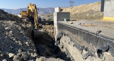 Tünel çevresinde toprak kaydı, 2 işçi göçük altında kaldı