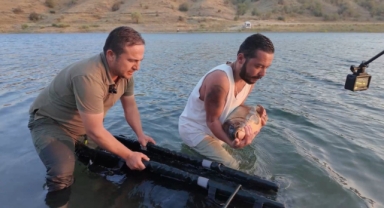 Yakaladıkları balıkları gelecek nesiller için serbest bırakıyorlar   