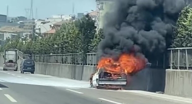 Yanan otomobilden geriye hurda yığını kaldı