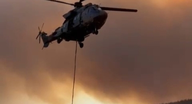 Yangınla mücadelede zamanla yarış: Helikopterler suyu havuzdan alarak müdahale ediyor
