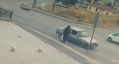 Yaşlı kadın drift atan aracın altında kalmaktan son anda kurtuldu