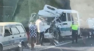 Yolcu minibüsü kamyonla çarpıştı: 2’si ağır 4 yaralı