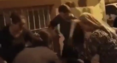 4 kadın, sokakta oturan başka bir kadını sopalarla darp etti   