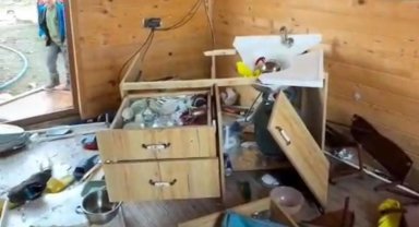 Aç kalan ayılar yayla evlerinden sonra turistlerin konakladığı bungalovlara dadandı