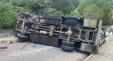 Akaryakıt yüklü tanker yola devrildi: 1 yaralı   