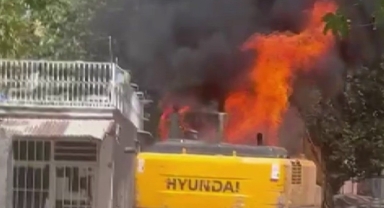 Altyapı çalışması yapan iş makinesi alev topuna döndü