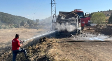 Alucra’da Seyir Halindeki Kamyonet Alev Aldı: Araç Kullanılamaz Hale Geldi