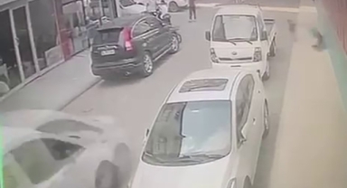 Aniden yola fırlayan çocuk hafif ticari aracın altında kaldı: Feci kaza kamerada   