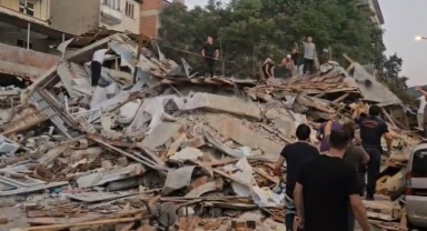 Balıkesir'de 6.1'lik deprem: Bir bina çöktü   