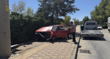 Beton direğe çarpan otomobilin sürücüsü yaralandı