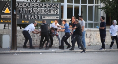 Bıçağı boğazına dayadı, polis ekipleri müdahale etti